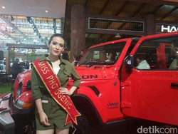 Selera Mobil Cewek Blasteran Indo-Italia Ini Tidak Sembarangan