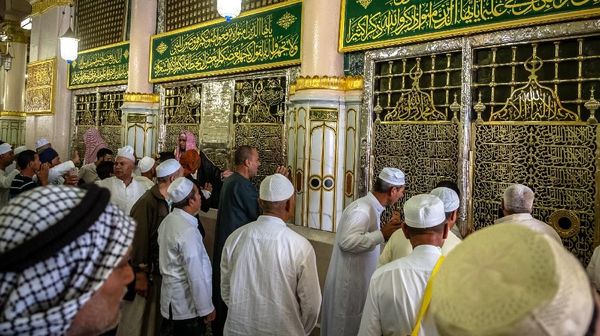 Mengunjungi Makam Nabi Muhammad dan Taman Surga di Masjid Nabawi