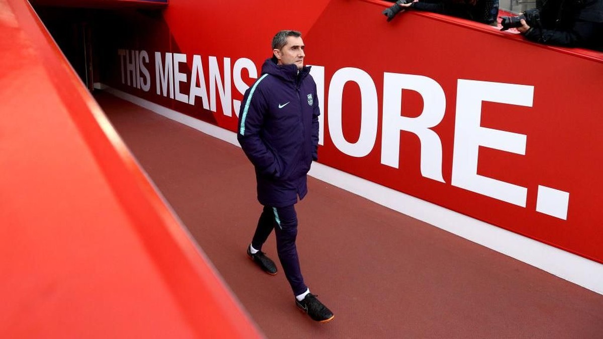 Ernesto Valverde berjalan di lorong Anfield, tempat Barcelona-nya dihajar Liverpool 0-4 musim lalu. (Foto: Jan Kruger/Getty Images)