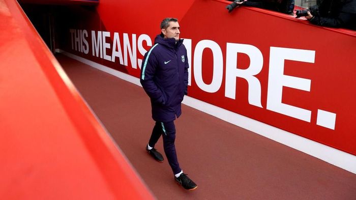 Ernesto Valverde berjalan di lorong Anfield, tempat Barcelona-nya dihajar Liverpool 0-4 musim lalu. (Foto: Jan Kruger/Getty Images) Ernesto Valverde berjalan di lorong Anfield, tempat Barcelona-nya dihajar Liverpool 0-4 musim lalu. (Foto: Jan Kruger/Getty Images)