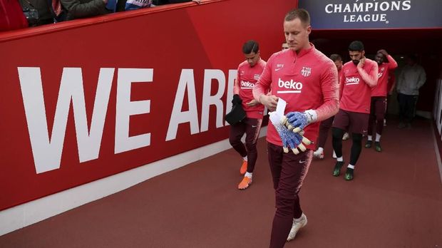 Para pemain Barcelona saat mencoba lapangan Stadion Anfield. (