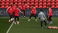 Pemain Barcelona berlatih operan-operan pendek di Stadion Anfield. (Foto: Jan Kruger/Getty Images)