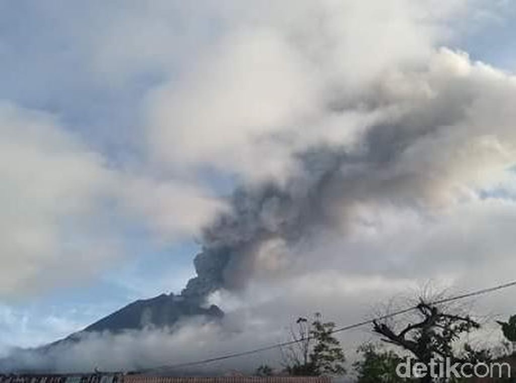 Gunung Sinabung Kembali Erupsi, Tinggi Kolom Abu Capai 2.000 Meter Gunung Sinabung Kembali Erupsi, Tinggi Kolom Abu Capai 2.000 Meter