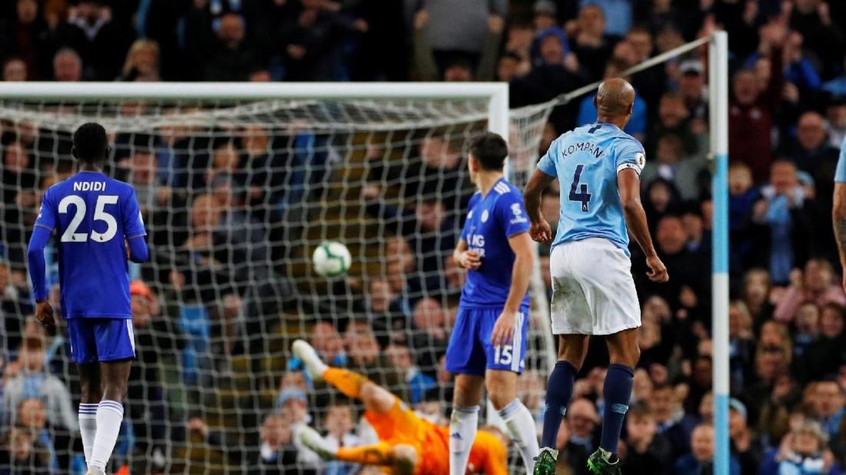 Vincent Kompany mencetak gol dari luar kotak penalti ke gawang Leicester (Phil Noble/Reuters)