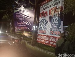 Pendukung 02 Protes ke Petugas yang Tertibkan Baliho Hasil Pilpres di Garut