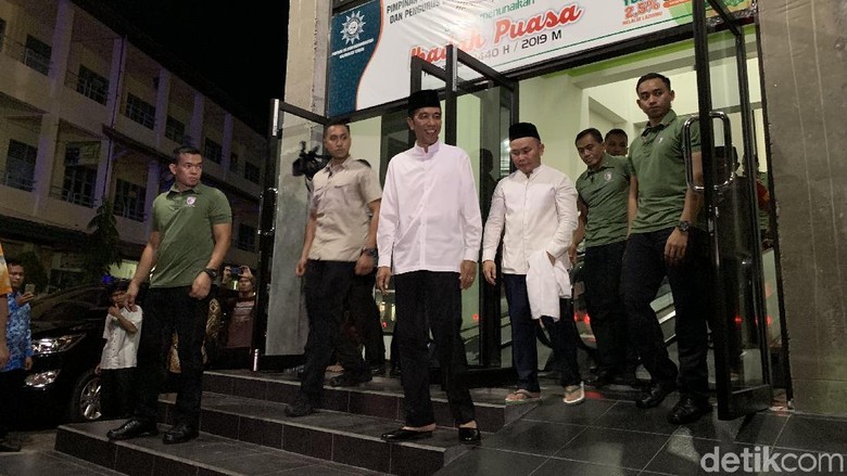 Tiba di Kalteng, Jokowi Salat Tarawih di Masjid Darul Arqam Palangka Raya Tiba di Kalteng, Jokowi Salat Tarawih di Masjid Darul Arqam Palangka Raya