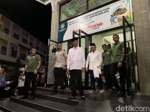 Tiba di Kalteng, Jokowi Salat Tarawih di Masjid Darul Arqam Palangka Raya