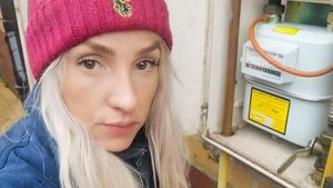 Potret Carly, Tukang Ledeng Tercantik yang Pesonanya Bikin Salah Fokus
