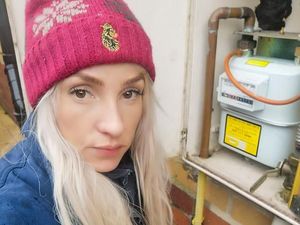 Potret Carly, Tukang Ledeng Tercantik yang Pesonanya Bikin Salah Fokus Potret Carly, Tukang Ledeng Tercantik yang Pesonanya Bikin Salah Fokus