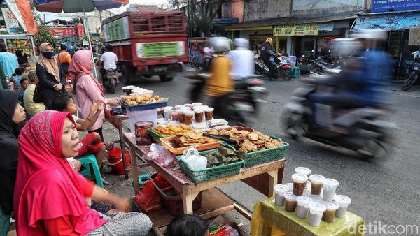Serunya Berburu Takjil di Sungai Bambu Jakut