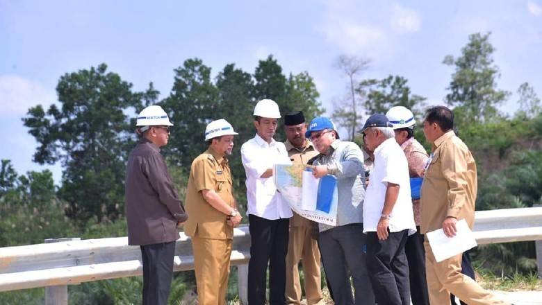 Susuri Bukit Soeharto, Jokowi Cek Kelaikan Kaltim Makara Calon Ibu Kota RI Susuri Bukit Soeharto, Jokowi Cek Kelaikan Kaltim Makara Calon Ibu Kota RI