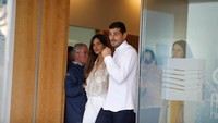 Iker Casillas ditemani sang istri, Sara Carbonero, selama perawatan di rumah sakit. (REUTERS/Rafael Marchante)