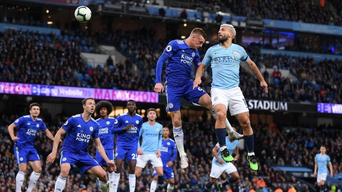 MANCHESTER, ENGLAND - MAY 06: Sergio Aguero of Manchester City competes for the ball in the air with Jamie Vardy of Leicester City during the Premier League match between Manchester City and Leicester City at Etihad Stadium on May 06, 2019 in Manchester, United Kingdom. (Photo by Laurence Griffiths/Getty Images)