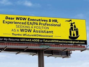 Lamar Kerja di Disney World, Pria Ini Sewa Billboard Raksasa