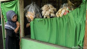 Tetap Buka Disaat Orang Puasa, Warung Ini Pakai Penutup