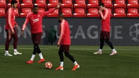 Tampak latihan Barcelona di Stadion Anfield berlangsung santai. (Foto: Jan Kruger/Getty Images)