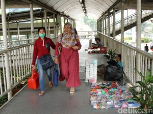 Duh,.. PKL Mulai Nakal Gelar Lapak di JPO