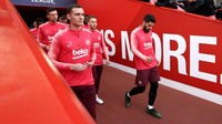 Mantan striker Liverpool yang kini membela Barcelona, Luis Suarez (kanan), juga memasuki lapangan yang pernah menjadi markasnya. Suarez pernah berseragam Liverpool pada musim 2011 hingga 2014. (Foto: Jan Kruger/Getty Images)