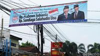 Spanduk Klaim Kemenangan Prabowo-Sandi Muncul di Bintara Jaya Bekasi