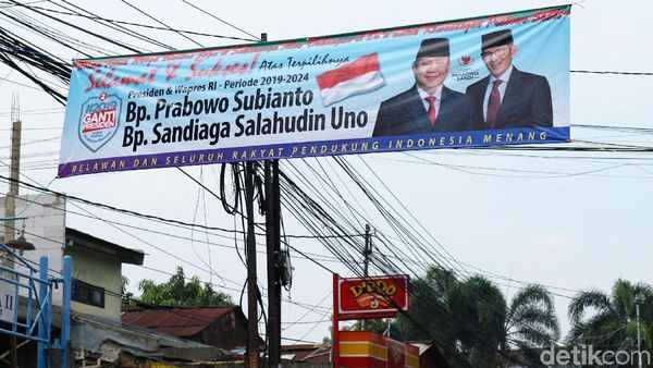 Spanduk Klaim Kemenangan Prabowo-Sandi Muncul di Bintara Jaya Bekasi
