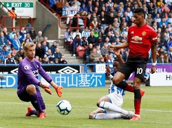 Kiper Huddersfield Town, Jonas Lossl, merupakan salah satu penyebab Manchester United terpuruk di pekan ke-37. Dia melakukan 6 penyelamatan hingga Huddersfield vs MU selesai 1-1. (Foto: Jason Cairnduff/Action Images via Reuters)