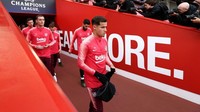Begitu juga gelandang serang Barcelona, Philippe Coutinho, memasuki lapangan yang pernah ia jadikan markasnya. Coutinho juga pernah berseragam Liverpool, sebelum dibeli Blaugrana pada musim dingin 2018. (Foto: Jan Kruger/Getty Images)