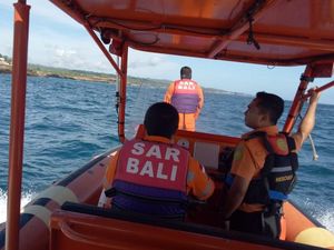 Selfie di Tebing Dream Beach Nusa Penida, WN India Hilang Tersapu Ombak Selfie di Tebing Dream Beach Nusa Penida, WN India Hilang Tersapu Ombak