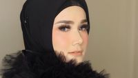 Gaya Mulan Jameela di Nikahan Syahrini, Dinyinyirin Netizen Mirip Ulat Bulu