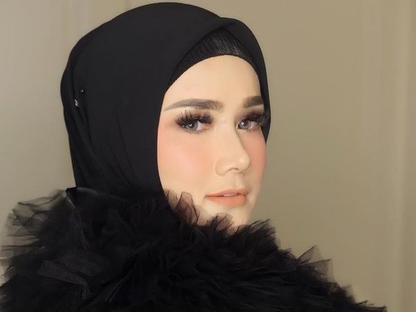Gaya Mulan Jameela di Nikahan Syahrini, Dinyinyirin Netizen Mirip Ulat Bulu