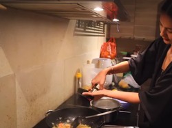 Paula Bikin Pasta Aglio Olio dan Ayam Bakar untuk Buka Puasa Baim Wong