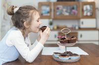Anak makan camilan
