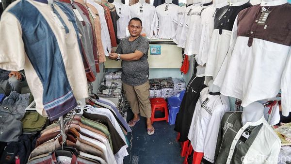 Mengais Rezeki dengan Jualan Baju Muslim di Bulan Suci