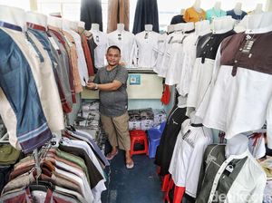Mengais Rezeki dengan Jualan Baju Muslim di Bulan Suci