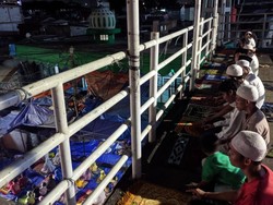 Melihat Kekhusyukan Warga Salat Tarawih di JPO Pasar Gembrong