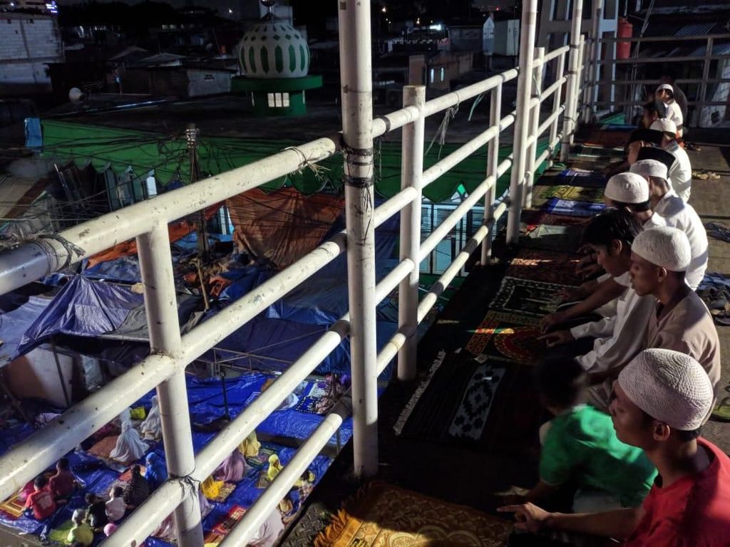 Melihat Kekhusyukan Warga Salat Tarawih di JPO Pasar Gembrong Melihat Kekhusyukan Warga Salat Tarawih di JPO Pasar Gembrong