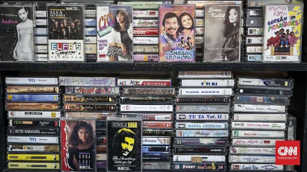Tempat penjualan kaset dan compact disk (CD) bekas di kawasan Blok M Square, Jakarta, Selasa, 7 Mei 2019. CNNIndonesia/Safir Makki