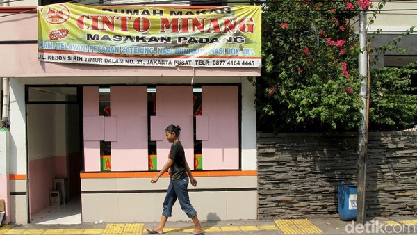 Buka Disaat Orang Puasa, Warung Makan Ini Tetap Tertutup Meskipun tetap buka disaat orang-orang sedang berpuasa, warung-warung makan ini tetap menjaga toleransi dengan memberikan penutup pada warungnya agar tak terlihat secara langsung. Seperti ini nih caranya.