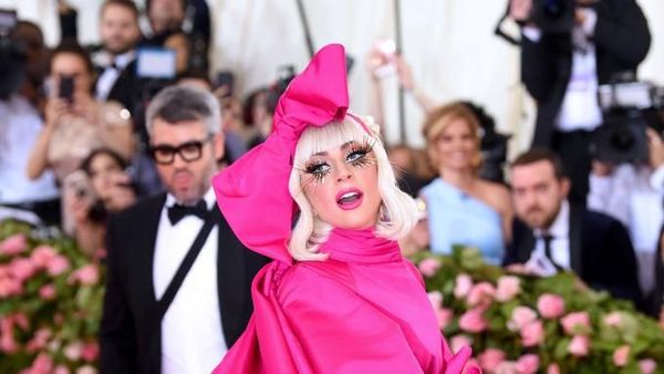 Gaya Heboh Lady Gaga, 4 Kali Ganti Baju di Karpet Merah MET Gala 2019