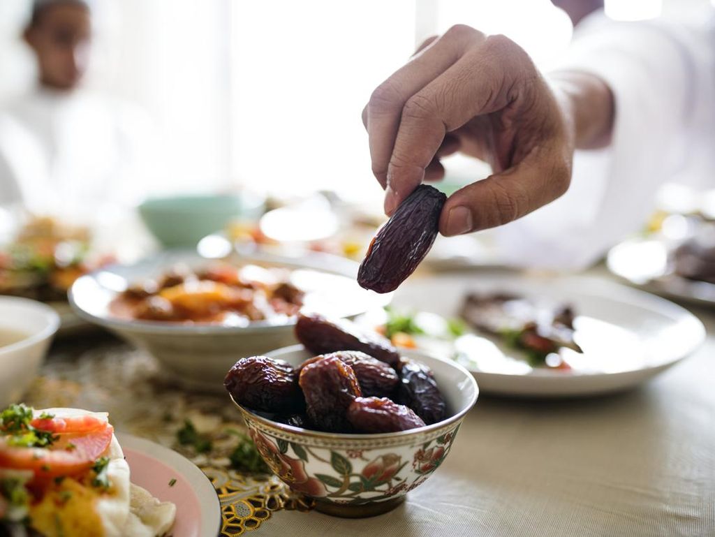 Pamer Makanan di Medsos Saat Puasa, Hati-hati Dosa-Makruh Bagi yang Melihat Pamer Makanan di Medsos Saat Puasa, Hati-hati Dosa-Makruh Bagi yang Melihat