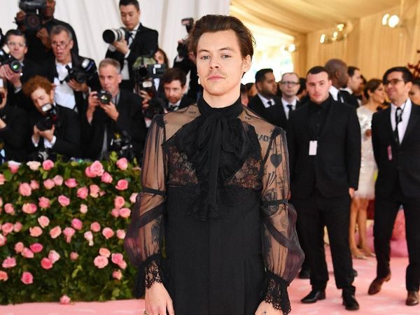 Harry Styles Kenakan Blus Transparan dan High Heels di Met Gala 2019