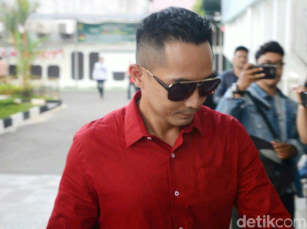 Yama Carlos Ketawa Geli Namanya Dicatut dalam Video Masturbasi Yama Carlos Ketawa Geli Namanya Dicatut dalam Video Masturbasi