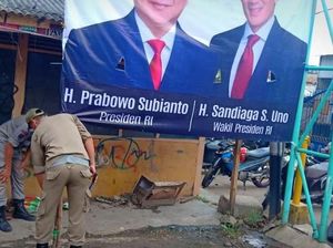 3 Baliho Klaim Kemenangan Prabowo-Sandi di Bekasi Diturunkan Satpol PP