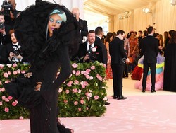 Datang Perdana ke Met Gala, Aktris Hollywood Pakai Aksesori Rinaldy Yunardi