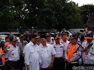 Saat Menhub Masuk Kolong Bus Cek Kelaikan Kendaraan untuk Mudik