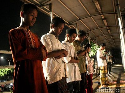 Jemaah Salat Tarawih di Pasar Gembrong Luber Hingga ke JPO