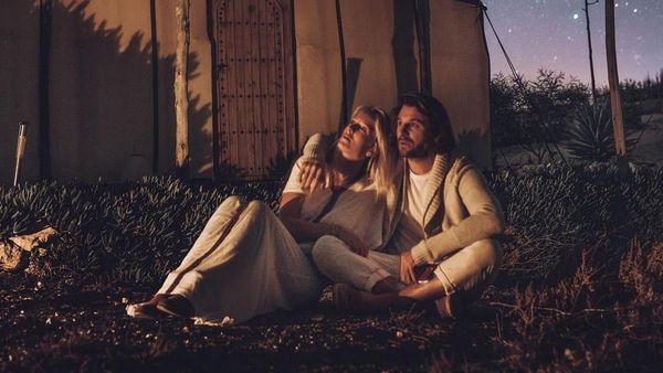 Potret Pasutri yang Dihujat karena Foto Ciuman Berbahaya di Kereta