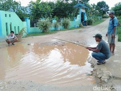 Protes Jalan Rusak, Warga di Kendari Mancing Ikan di Kubangan