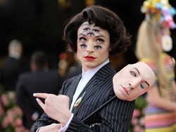 Aktor Ezra Miller Dandan Menor dan Punya 7 Mata di Met Gala 2019