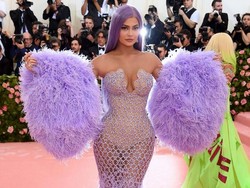 Gelar Miliuner Dicabut, Kylie Jenner Jadi Seleb Berbayaran Tertinggi Forbes