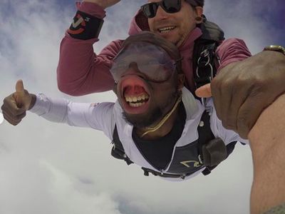Potret Lucu Skydiving yang Bikin Ngakak